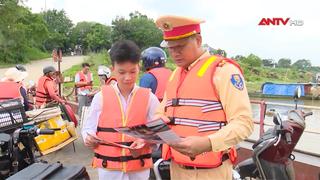 Hành trình bình yên qua sông Hồng đến trường