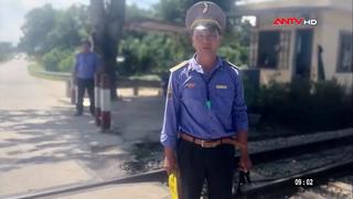 Nhân viên đường sắt cứu người thoát chết trong gang tấc