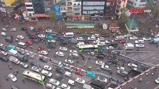 Xung quanh đề xuất thu hẹp làn ô tô trong nội đô