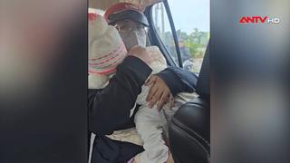   Cảnh sát giao thông kịp thời đưa bé trai nguy kịch đi cấp cứu