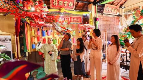 Tái hiện Trung thu xưa trong ngôi đình trăm tuổi 