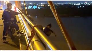 Công an cứu kịp thời người đàn ông định nhảy cầu tự tử