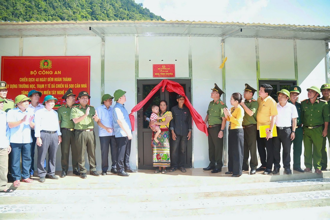Thượng tướng Phạm Thế Tùng, Ủy viên Ban Thường vụ Đảng ủy Công an Trung ương, Thứ trưởng Bộ Công an trao nhà tặng gia đình anh Lô Văn Bún.