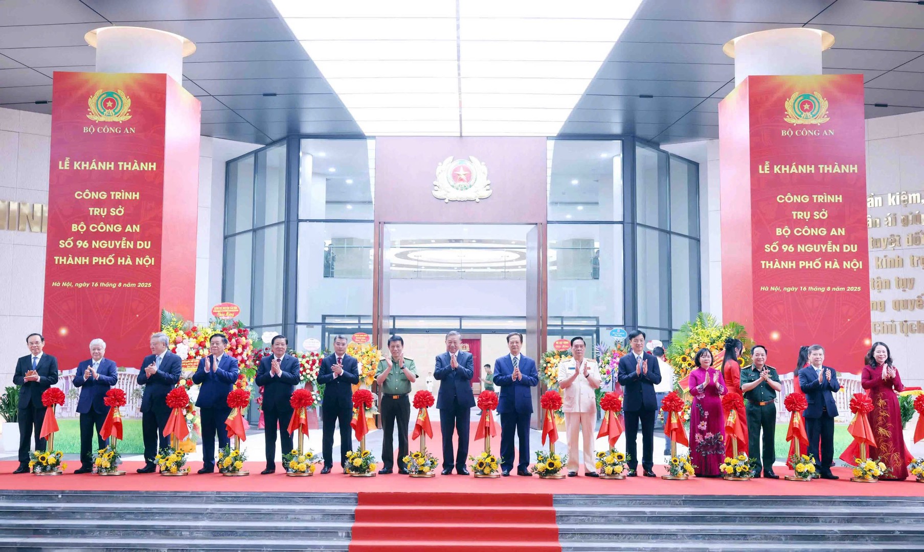 Tổng Bí thư Tô Lâm với các đồng chí lãnh đạo thực hiện nghi thức cắt băng khánh thành Trụ sở Bộ Công an, số 96 Nguyễn Du, Hà Nội.