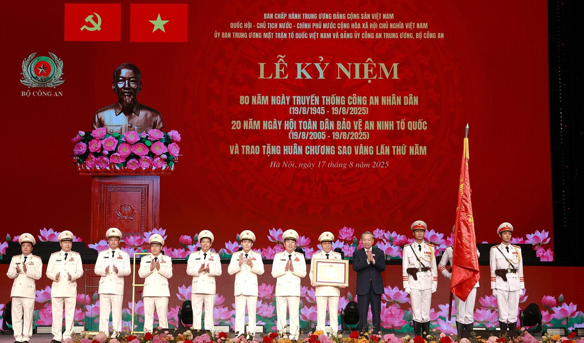 Tổng Bí thư Tô Lâm trao Huân chương Sao Vàng lần thứ 5 tặng lực lượng Công an nhân dân.