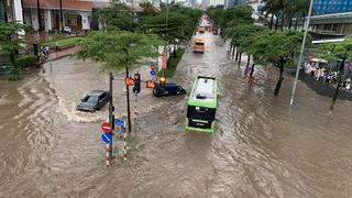 Mưa lớn khiến nhiều khu vực ở Hà Nội ngập nặng