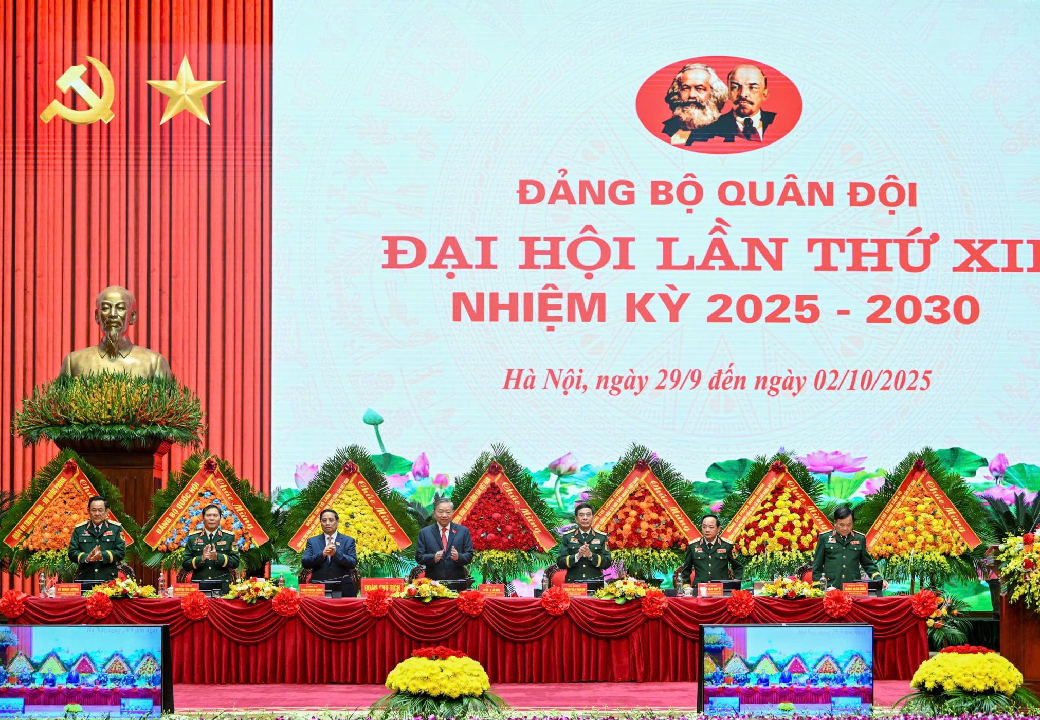 Đoàn Chủ tịch Đại hội đại biểu Đảng bộ Quân đội lần thứ XII.