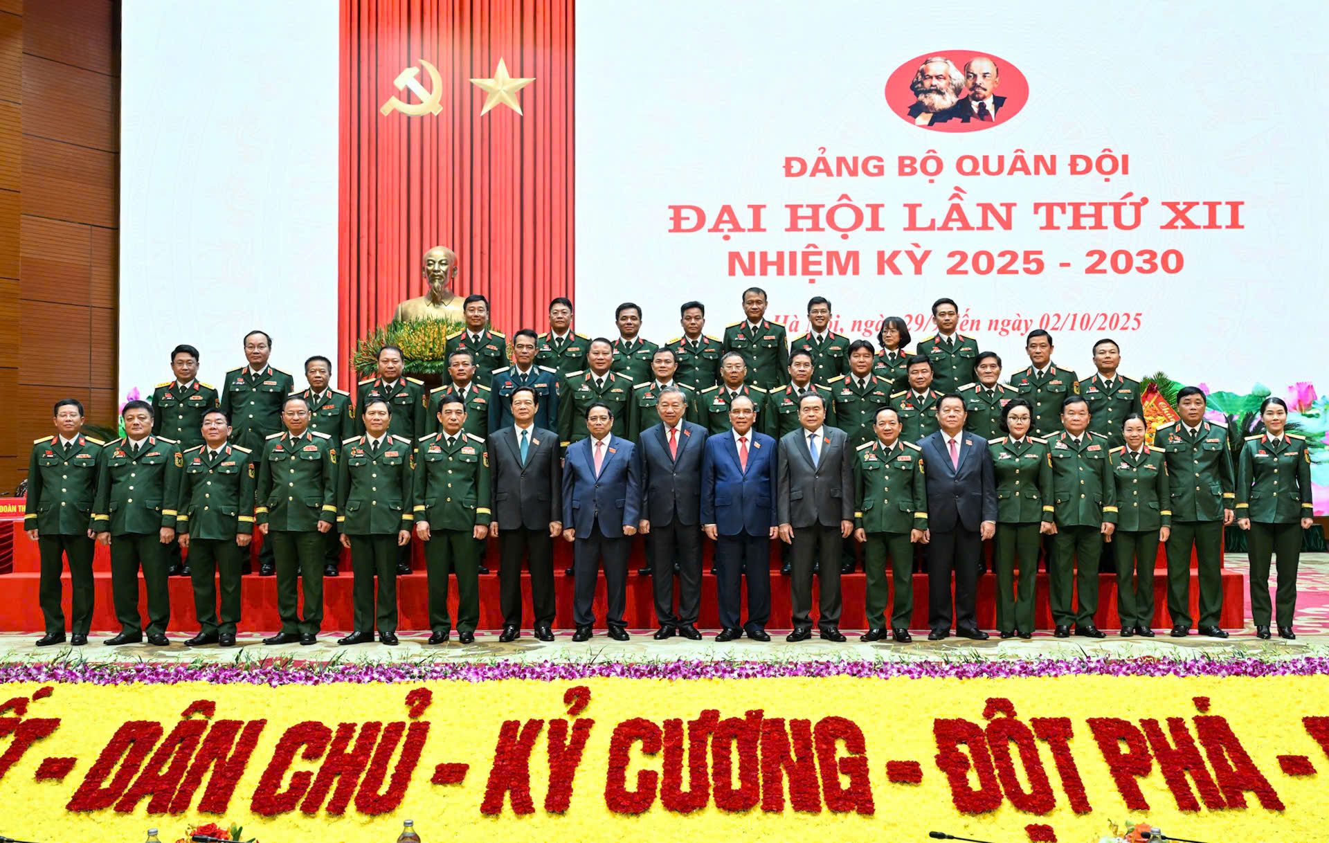 Lãnh đạo Đảng, Nhà nước cùng các đại biểu dự đại hội.