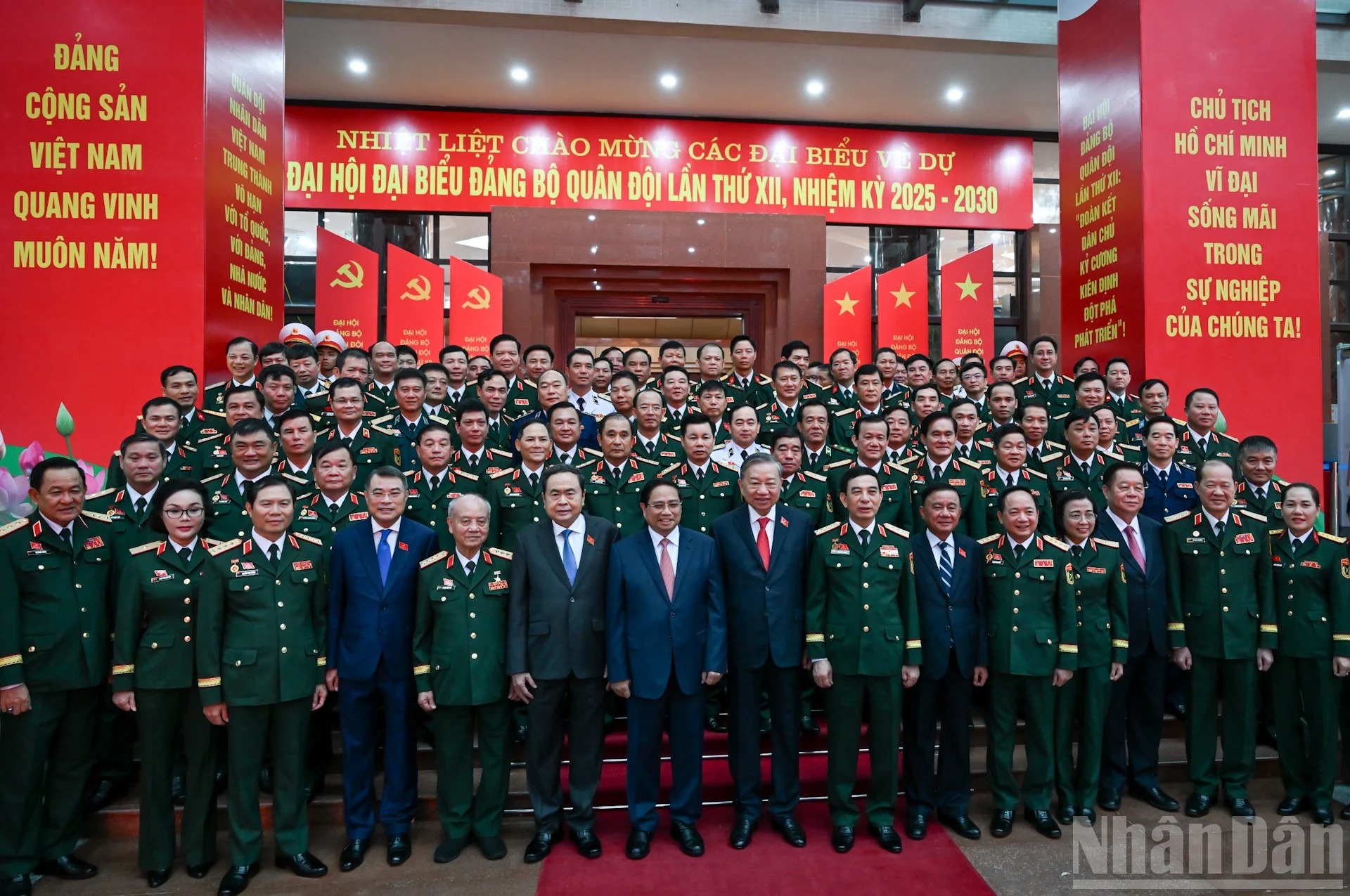 Tổng Bí thư Tô Lâm﻿, Thủ tướng Phạm Minh Chính, Chủ tịch Quốc hội Trần Thanh Mẫn, Thường trực Ban Bí thư Trần Cẩm Tú cùng các đồng chí lãnh đạo Đảng, Nhà nước với các đại biểu dự Đại hội.