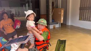 Công an phường Hàm Rồng hỗ trợ tiếp tế và di dời người dân trong vùng ngập lụt