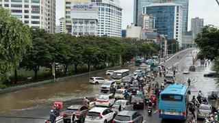 Hà Nội: Nước rút chậm, nhiều điểm đi lại khó khăn