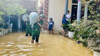 Công an xã Định Hoà hỗ trợ nhân dân ứng phó với lũ lụt