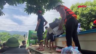 Công an cung cấp nhu yếu phẩm tới người dân vùng bị cô lập tại Tuyên Quang