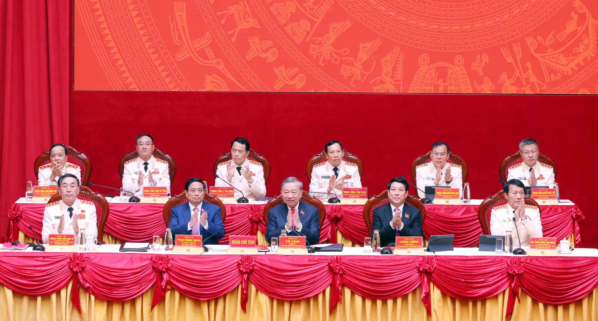 Tổng Bí thư Tô Lâm, Chủ tịch nước Lương Cường, Thủ tướng Phạm Minh Chính tham gia Đoàn Chủ tịch điều hành Đại hội - Ảnh: VGP