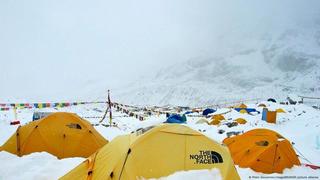 Giải cứu hàng trăm du khách mắc kẹt trên đỉnh Everest do bão tuyết