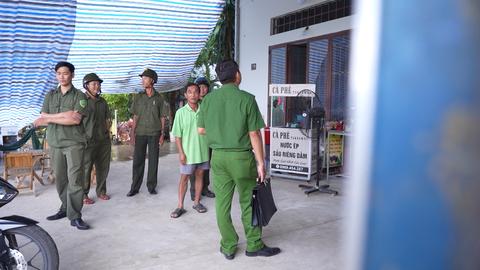 Từ bàn nhậu đến họng súng