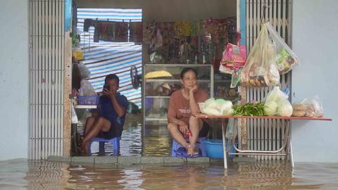 Hà Nội nhiều điểm ngập sâu, cuộc sống người dân đảo lộn