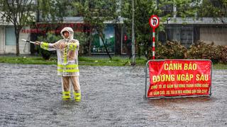  CSGT Hà Nội dầm mình giúp nhân dân vượt ngập úng