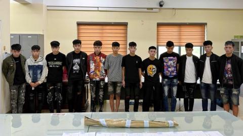 Tạm giữ 12 đối tượng mang hung khí rượt đuổi khiến một người tử vong