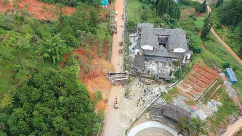 Mưa bão gây sập cổng chào xã Đồng Văn