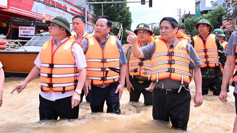 Thủ tướng: Không để người dân nào thiếu ăn, thiếu mặc, sống màn trời, chiếu đất