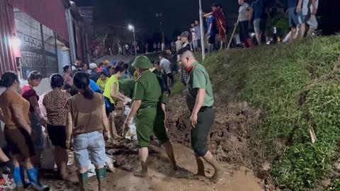 Sơ tán dân vùng ngập lụt ở xã Trung Giã, Hà Nội