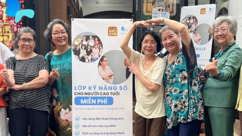 Người cao tuổi nỗ lực bắt kịp chuyển đổi số  