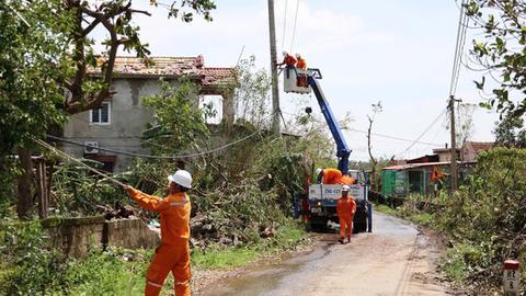 Cấp điện trở lại cho khoảng 66,9% khách hàng bị ảnh hưởng sau bão số 11