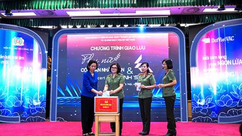 Giao lưu “Phụ nữ CAND và Concert Em Xinh Say Hi” Giao lưu “Phụ nữ CAND và Concert Em Xinh Say Hi”