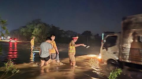 Nước lũ tràn lên cao tốc Hà Nội - Thái Nguyên, CSGT ứng trực xuyên đêm