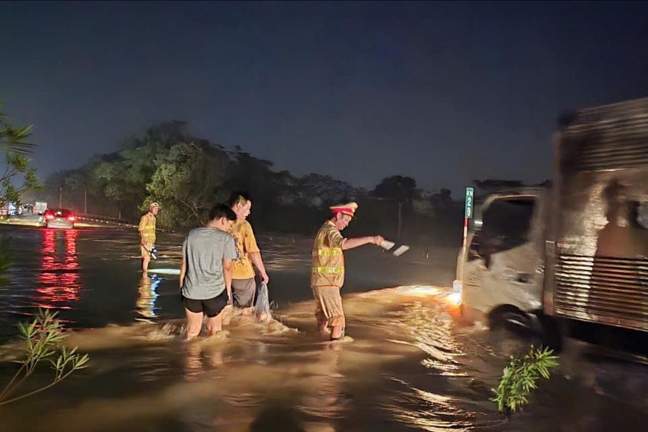 Nước lũ tràn lên cao tốc Hà Nội - Thái Nguyên, CSGT ứng trực xuyên đêm