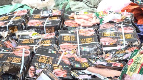 Tạm giữ gần 2 tấn xúc xích không rõ nguồn gốc