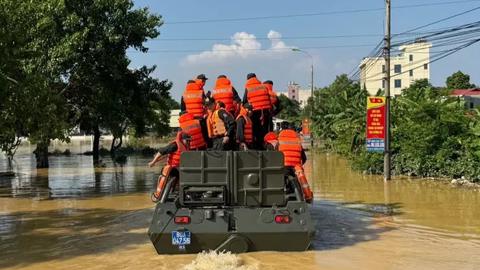 Bộ Công an điều động xe đặc chủng vào vùng lũ giúp dân