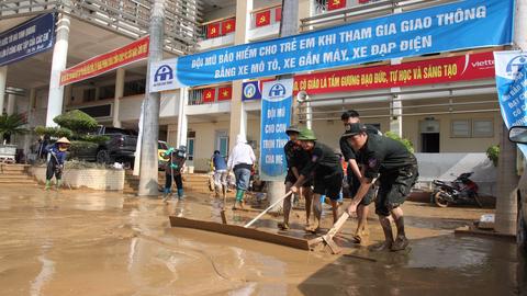 Công an tỉnh Thái Nguyên hỗ trợ người dân dọn vệ sinh sau ngập lụt