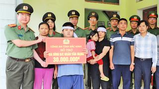 Thăm hỏi, hỗ trợ thân nhân Tổ phó Tổ bảo vệ ANTT tử vong khi làm nhiệm vụ