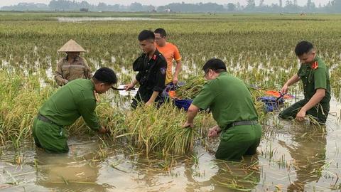 Hà Nội: Công an xã huy động 100% quân số hỗ trợ khắc phục mưa lũ