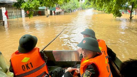 Kịp thời hỗ trợ đồng bào vùng bão, lũ