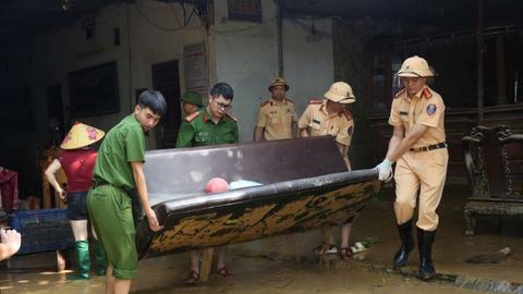 Những dấu chân trong mưa
