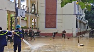 Công an tỉnh Bắc Ninh tập trung dọn dẹp vệ sinh sau khi nước rút