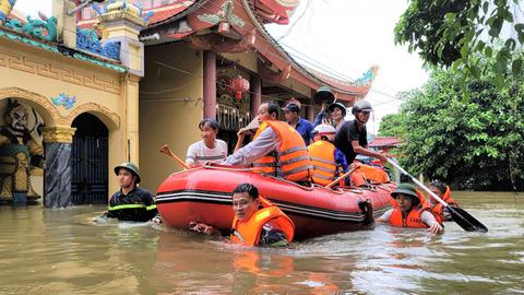 Phát huy sức mạnh đại đoàn kết, đồng hành cùng nhân dân vùng bão lũ