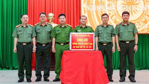 Công an tỉnh Khánh Hoà, Hưng Yên hỗ trợ nhân dân bị thiệt hại do bão lũ 