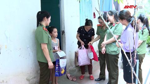 Hoa nở trong màu áo xanh