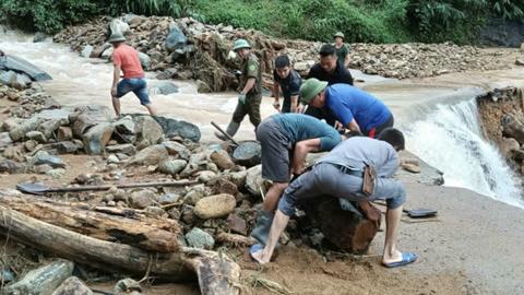 Mưa lớn gây sạt lở đất, lũ lụt tại Quảng Ninh, Nghệ An