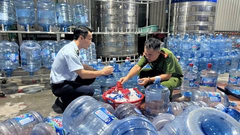 Phù phép nước máy thành nước đóng chai nhãn hiệu nổi tiếng