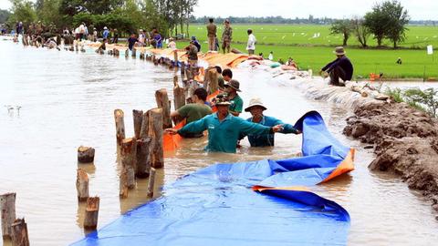 Xây dựng hệ thống đê điều thích ứng với biến đổi khí hậu
