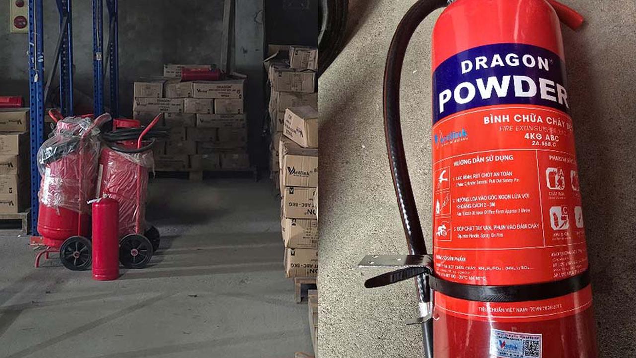 Hình ảnh lực lượng chức năng thu giữ hàng giả