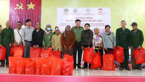 Sẻ chia yêu thương nơi biên giới