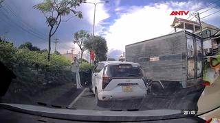 Rượt đuổi trên đường, tài xế chặn đầu đập kính ô tô