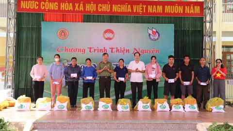 Lan tỏa yêu thương đến người dân vùng lũ xã Kim Đồng