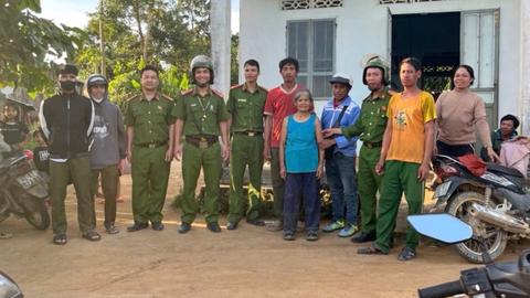 Công an xã Kon Braih băng rừng cứu cụ bà bị lạc trong rừng